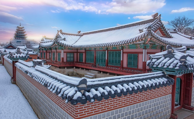 Photo gyeongbokgung palace in winter seoul south korea