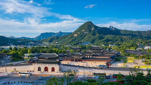 Gyeongbokgungpaleis en verkeerssnelheden van autolicht in Seoel, Zuid-Korea.