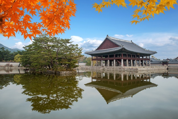 Gyeongbokgungpaleis in de herfst in Seoel, Zuid-Korea.