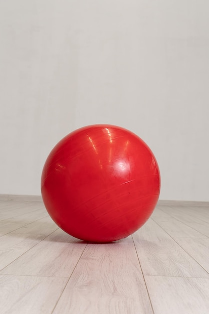 Foto palestra palla stile di vita yoga fitness ginnastica sfondo gomma isolato tempo libero corpo rosso sano