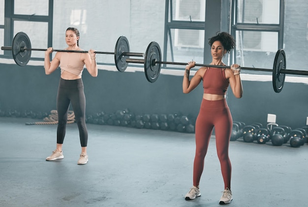 Gym barbell training en diversiteit vrouwen doen spierfitness prestaties oefening of bodybuilding Sterk meisje gezondheid levensstijl en krachttraining atleet mensen of bodybuilder gewichtheffen