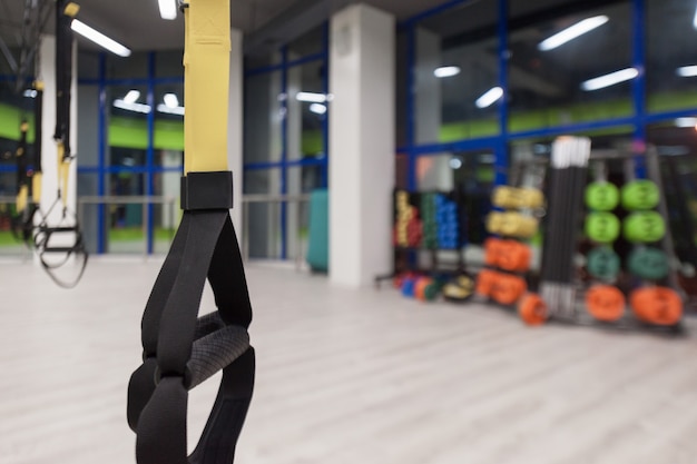 Gym en fitnessruimte met apparatuur TRX. interieur van een sporthal