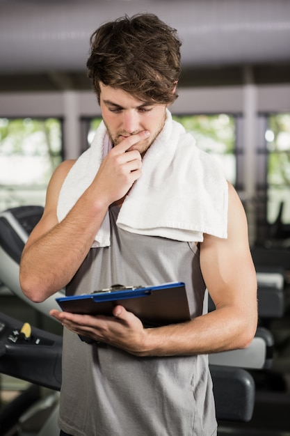 Gym instructeur kijken naar Klembord in gym