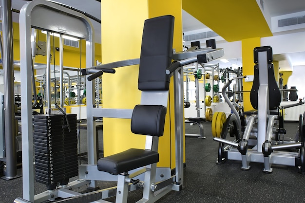 Gym interieur met apparatuur