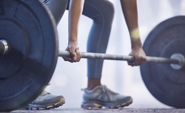 Donna in palestra con bilanciere per sollevamento pesi e fitness potenza e muscoli con primo piano sulle mani al club sportivo sfida zoom e forte bodybuilder femminile con pesi e allenamento con obiettivi di salute