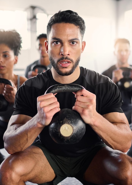 Gymlesmensen en kettlebell-training met personal trainer voor fitnessoefeningen en spieruithoudingsvermogen Gewichtheffencoach en groepstraining in een sportstudio voor gezondheidsuitdaging en kracht