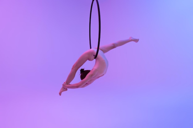 Photo gymnast girl in the air with hoop