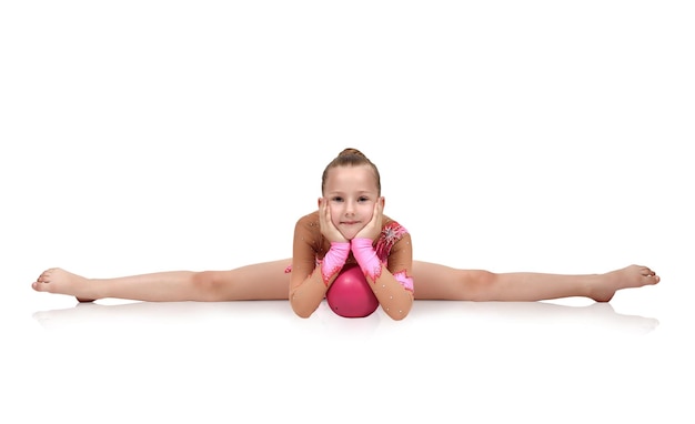 Photo gymnast sitting on split with ball