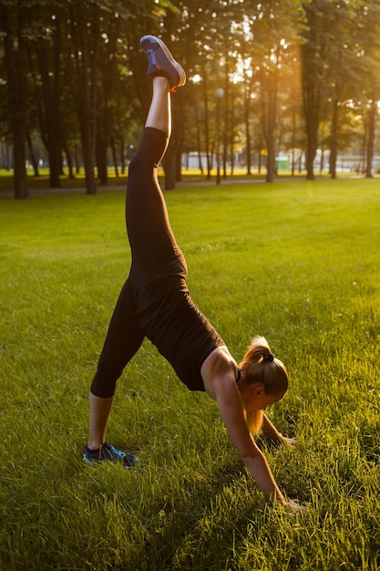 Гимнастические упражнения подготовки спорта на открытом воздухе концепции. упражнения на развитие гибкости. активный образ жизни.