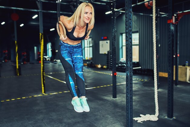 Gymnastiekringen tijdens crosstraining in moderne sportschool