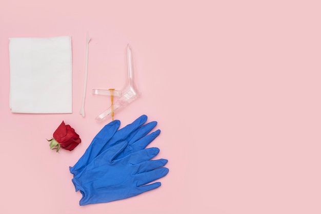 Gynaecologie instrumenten vaginale speculum en spatel op heldere kleurrijke achtergrond vrouwtjes arts
