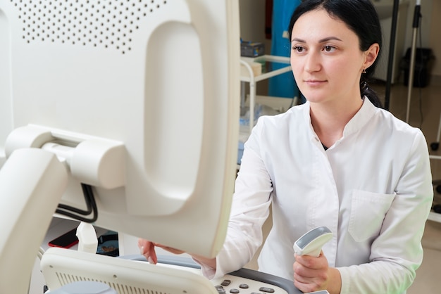 Gynaecoloog doet echografie in moderne kliniek