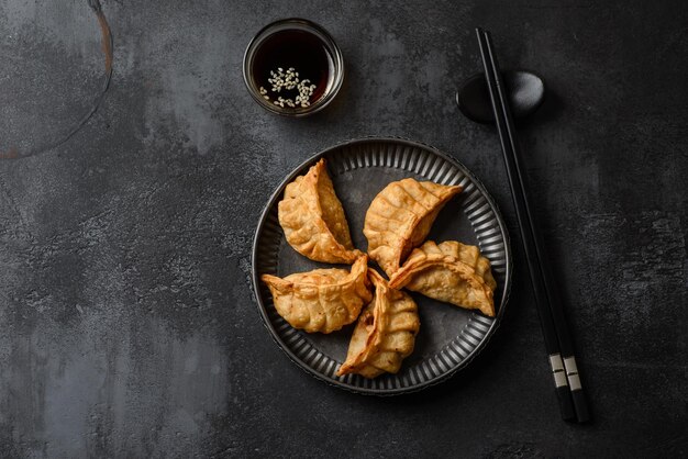 Gyoza su sfondo nero su un piatto