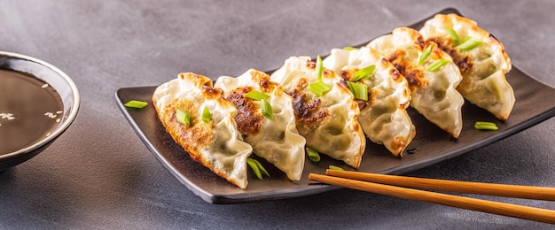 Photo gyoza or dumplings snack with soy sauce