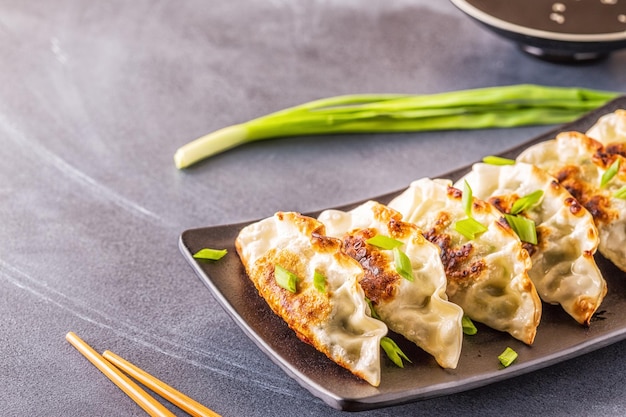 Foto gyoza o gnocchi snack con salsa di soia