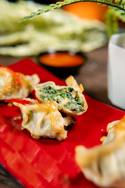 Gyoza is identiek aan jiaozi gemaakt in Chinese huishoudens met behulp van in de winkel gekochte, machinaal gemaakte wikkels