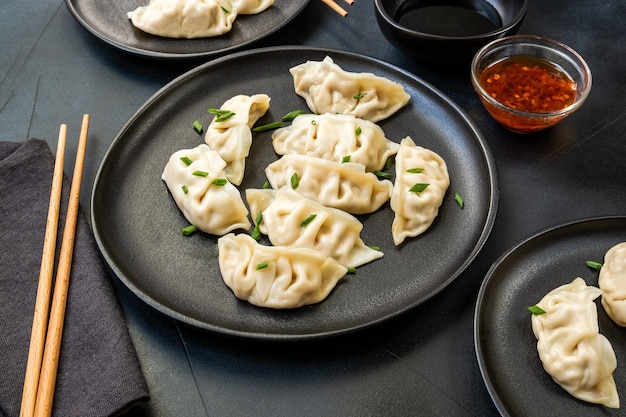 Foto gnocchi giapponesi gyoza con salsa di soia