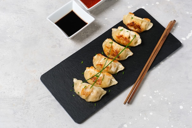 Gyoza Japanse dumplings met sojasaus. Aziatische keuken. typisch eten Japans Chinees Koreaans. bezorging afhaalmaaltijden