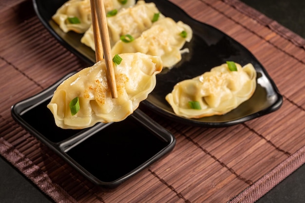 Gyoza 또는 Jiaozi 전통 중국 및 일본 음식