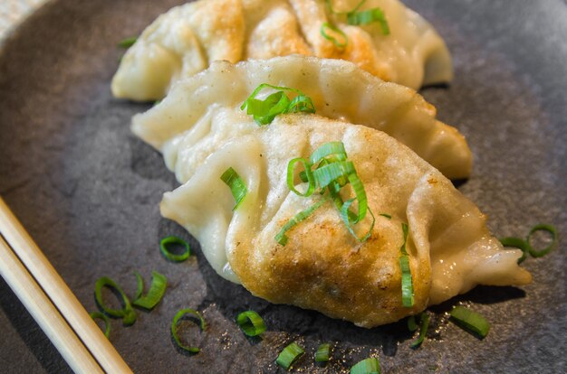 Gyoza of dumplings snack met sojasaus selectieve focus