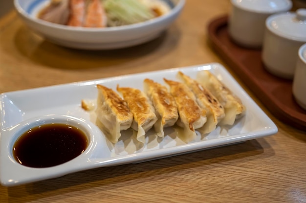 Gyoza of dumplings snack met sojasaus selectieve focus