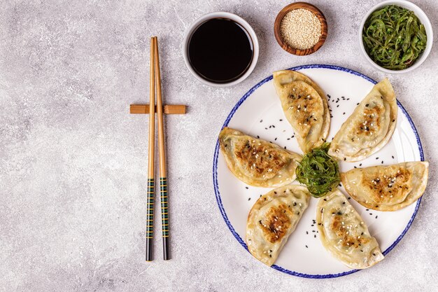 Foto gyoza of dumplings snack met sojasaus