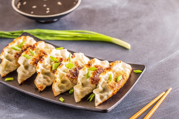 Gyoza of knoedelsnack met sojasaus