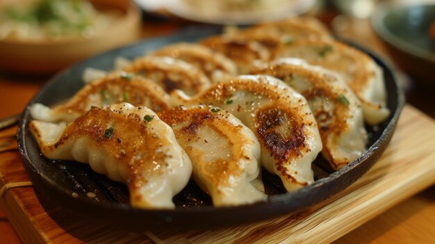 사진 gyoza panfried dumplings 한쪽은 고 고기와 채소의 맛있는 혼합물로 채워져 있습니다.