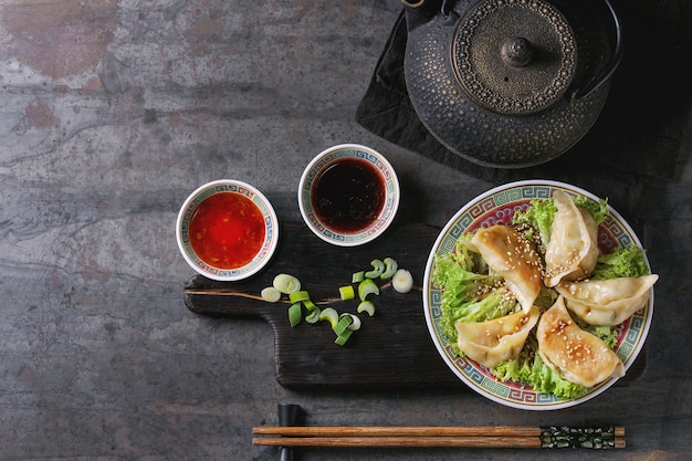 Gyozas potstickers met sauzen