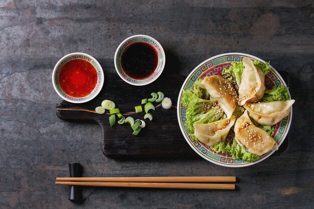 Gyozas potstickers met sauzen