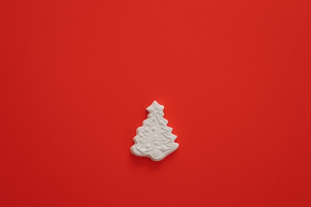 Figura in gesso di un albero di natale su sfondo colorato