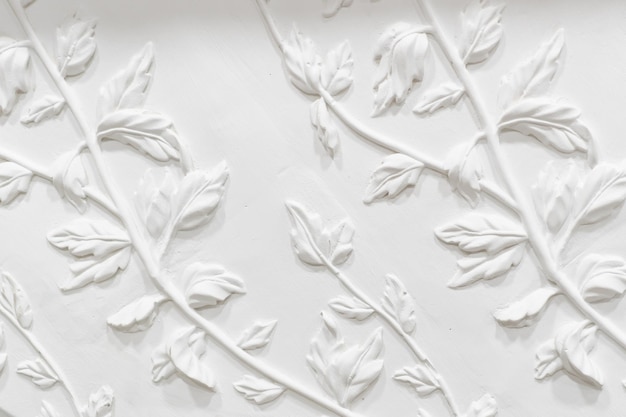 Фото Гипсовая штукатурка растительный орнамент украшение на стену белая стена с растительным орнаментом цветочный дизайн фасада