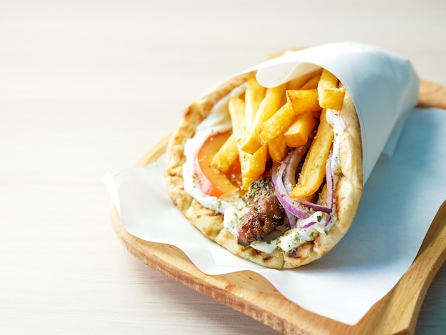 Photo gyros on a restaurant table