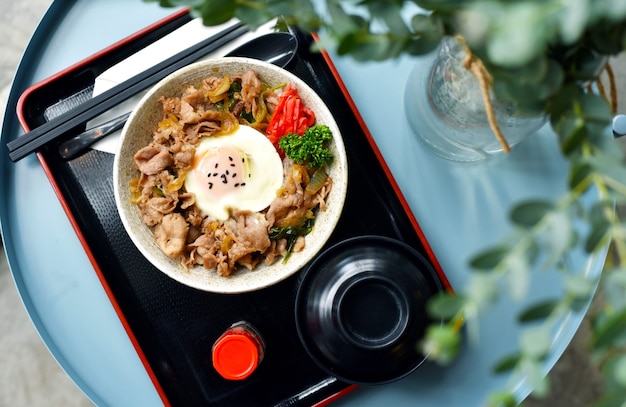 牛丼または日本食牛丼