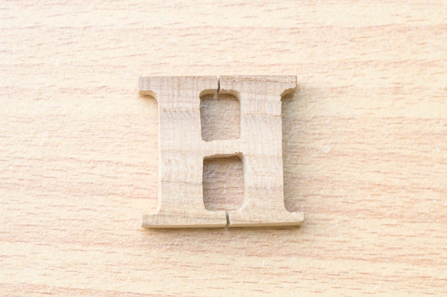 H-alfabetbrief van echt hout.