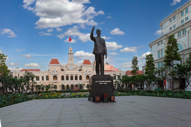 Statua di h ch minh fuori dal municipio di h ch minh