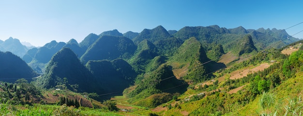 Ha Giang karst geopark berglandschap in Noord-Vietnam. Kronkelende weg in een prachtig landschap. Ha Giang motorlus, beroemde bestemming