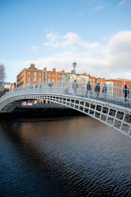 Ha'penny brug over de rivier de Liffey in Dublin, Ierland op een mooie Europese winterdag