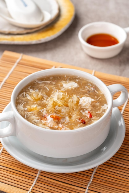 Haaienvinnensoep (Indonesia Soup Sirip Ikan Hiu) is een populaire soep in de Chinese keuken