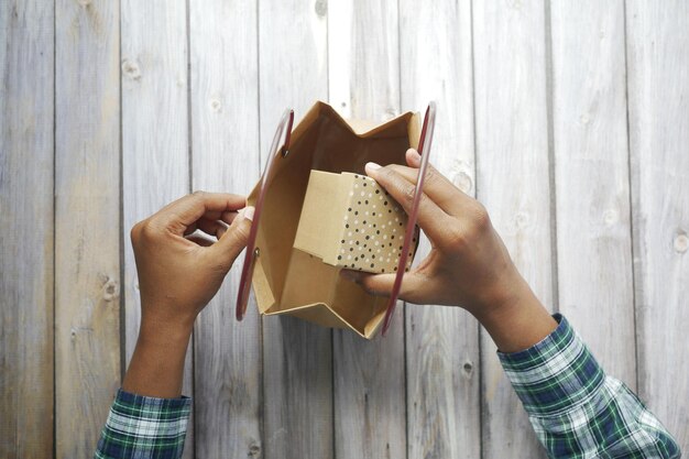 Haal een geschenkdoos uit een boodschappentas