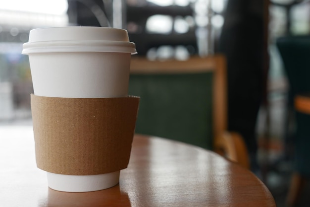 Haal papieren koffiekopje weg op cafétafel