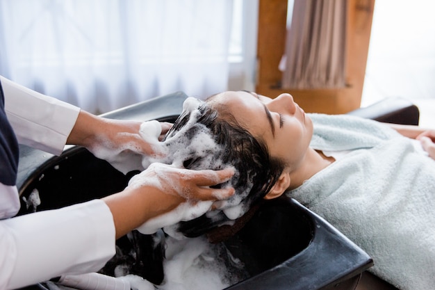 Haar gewassen in de schoonheidssalon