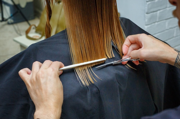 Haar knippen in de kapsalon