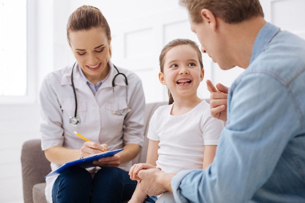 Haar persoonlijke komiek. Vrolijke, zorgzame, vriendelijke vader die probeert zijn dochter zich beter te laten voelen terwijl hij regelmatig naar een dokter gaat