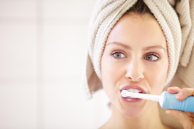 Foto haar tanden in topconditie houden mondhygiëne bijgesneden opname van een aantrekkelijke jonge vrouw die haar tanden poetst