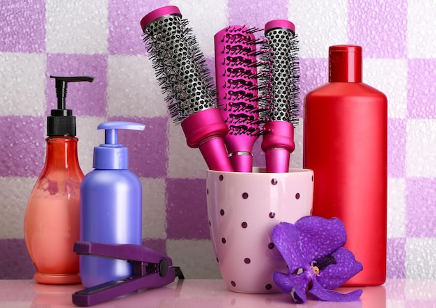 Haarborstels, stijltangen en cosmetische flessen in de badkamer