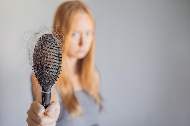 Haaruitval bij vrouwenconcept veel verloren haar op de kam