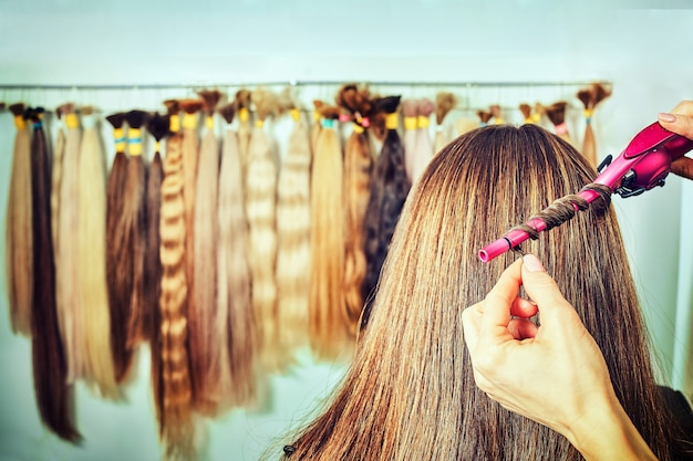 Haarverlengingsapparatuur van natuurlijk haar. haarmonsters van verschillende kleuren