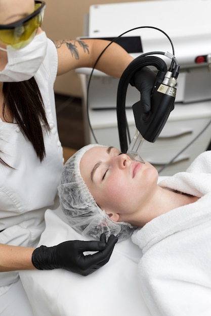 Haarverwijdering cosmetologie procedure van een therapeut bij cosmetische beauty spa kliniek. laserepilatie en cosmetologie