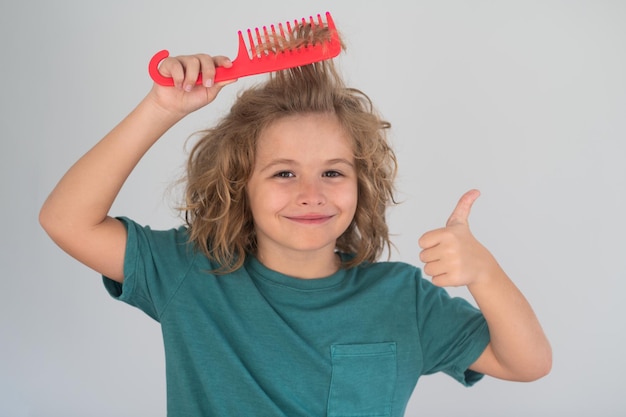 Haarverzorging en kinderhaarstyling kind borstelen verward haar grappig kinderkapsel